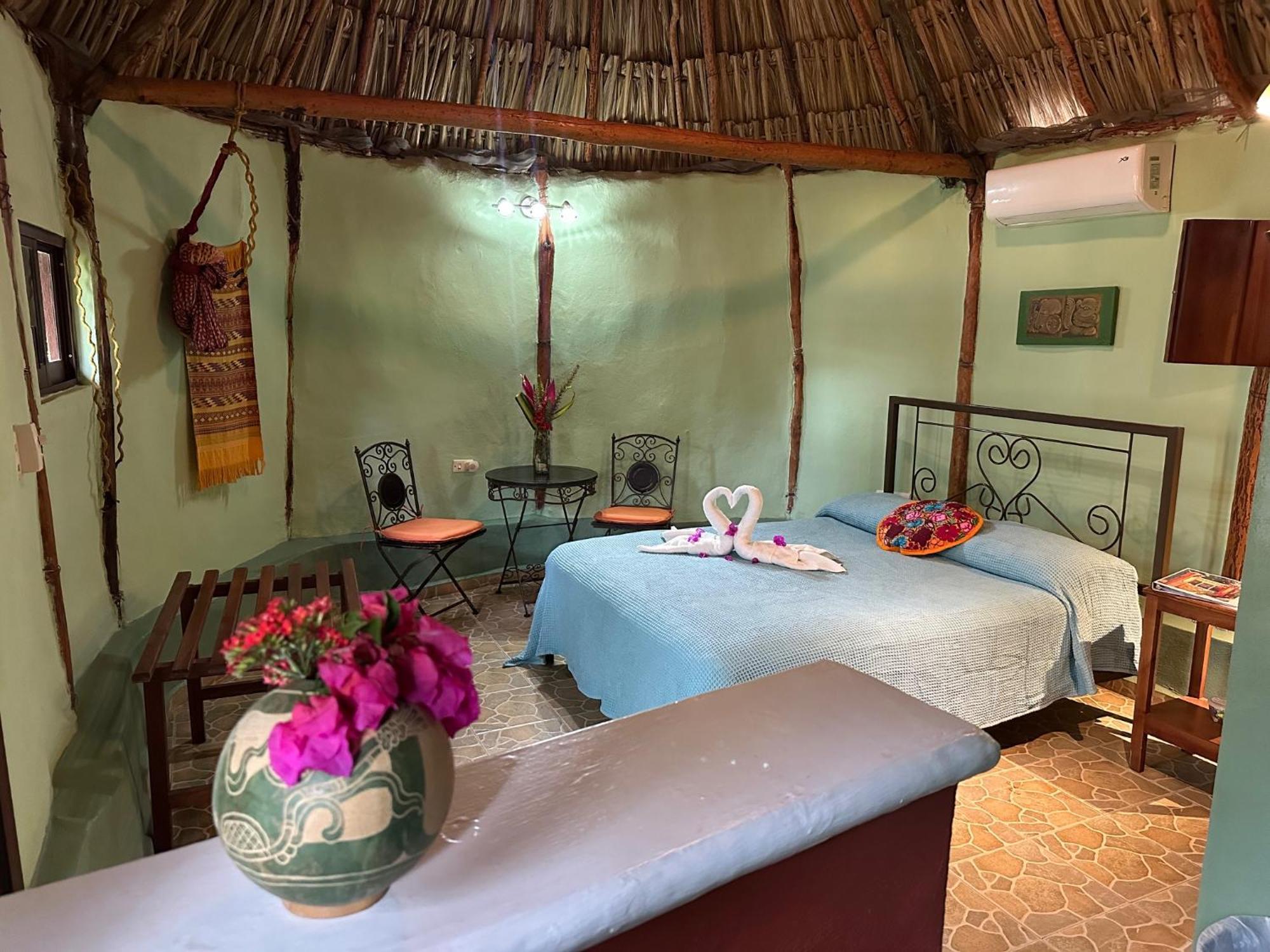 The Pickled Onion B&B And Restaurant Uxmal Santa Elena Eksteriør billede
